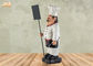 Estatuilla francesa del cocinero de Polyresin de la estatua gorda decorativa del cocinero con las pizarras de madera