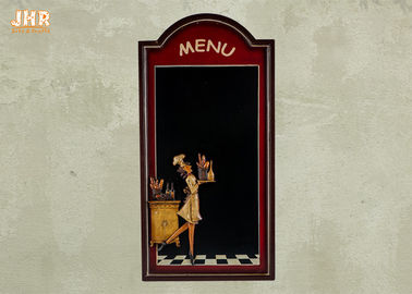 La mano que pinta el menú decorativo del tapiz de las pizarras sube a la decoración del restaurante