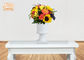 Plantadores blancos brillantes clásicos de la urna de la fibra de vidrio que se casan los floreros de la tabla de la pieza central